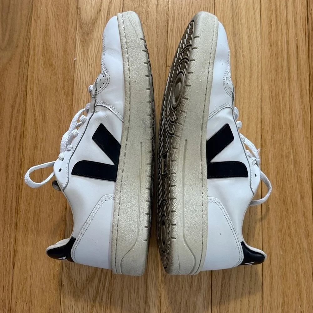 Veja V-10 Black/White Leather Sneakers Sz 9